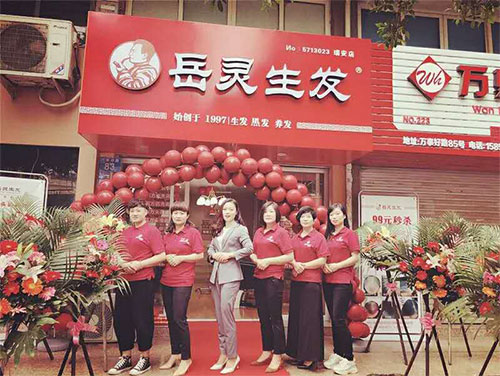 加盟岳靈四年，連開三家專店