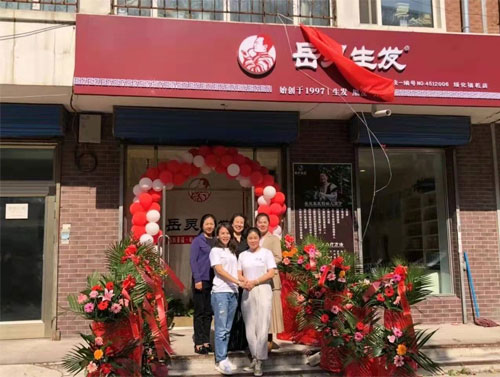 飽受白發困擾多年，現在一頭黑發的她已開第二家岳靈門店!